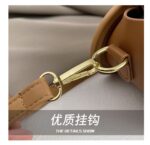 A fashionable bag - Image 7