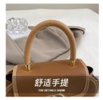 A fashionable bag - Image 8